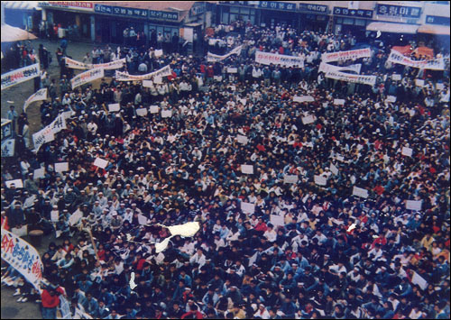 1990년 11월 8일 안면도 핵폐기물처리장 설치에 반대하는 주민들이 안면읍 터미널에 모여 반대운동을 펼쳤다.