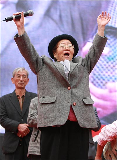 지난해 11월 7일 '전태일 열사 정신계승 2010 전국노동자대회'에 참석한 전태일 열사의 어머니 이소선