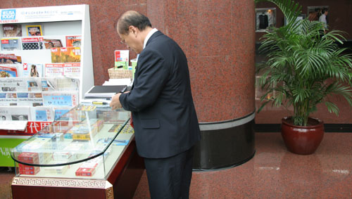 북한 리호남 참사가 2007년 9월 당시 베이징 켐핀스키 호텔 로비에서 안내책자를 살펴보고 있다.