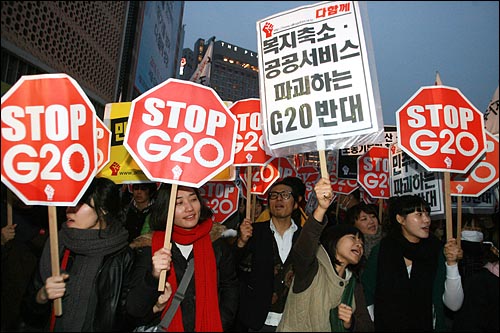 7일 오후 서울광장에서 민주노총 주최로 열린 '전태일 열사 정신계승 2010 전국노동자대회'에 참석했던 노동자와 시민단체 회원들이 'STOP G20'이 적힌 피켓을 들고 행진하고 있다.