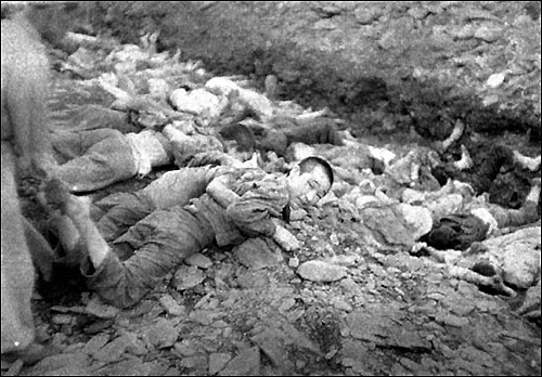 1950년 한국전쟁 발발직후 대전 산내 골령골에서 집단희생된 민간인들. 당시 미 정보장교가 현장을 촬영해 미국정부에 보고한 사진이다.