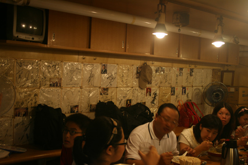 삿포로의 신라멘요코초 가게에는 외국 관광객들이 가득하다.
