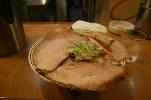 이곳의 된장라멘은 엄청나게 큰 돼지고기 절편이 특징이다.
