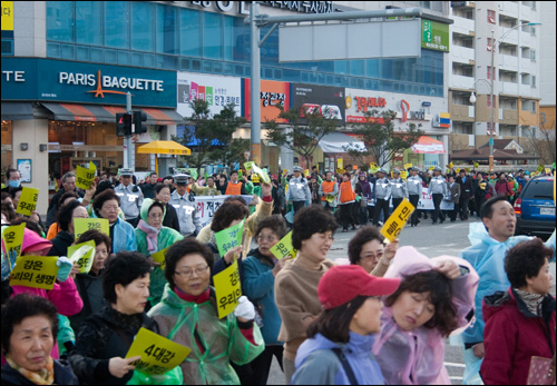 4대강 사업 중단을 촉구하는 행진에 천여명이 넘는 시민들이 참여하고 있다.