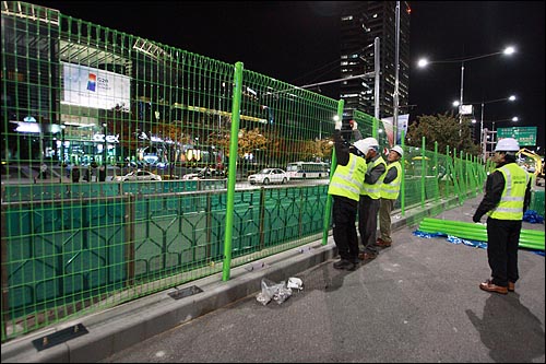 'G20 정상회의'를 이틀 앞둔 9일 밤 회의장소인 서울 삼성동 코엑스앞에 방호벽으로 사용될 녹색 펜스가 설치되고 있다.