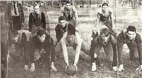  커니고등학교에서 미식축구팀 일원으로 뛰었던 유일한(1912년)