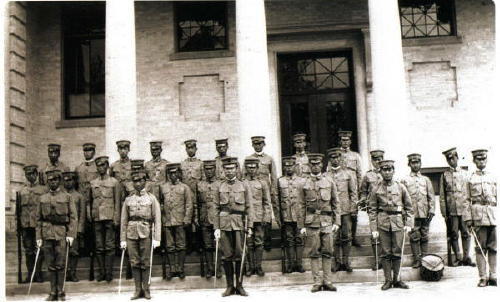  소년병학교 교관과 생도들(1910년). 앞줄 왼쪽에서 3번째가 교장 박용만, 둘쩨줄 북 뒤의 소년이 조오홍, 맨뒷줄 왼쪽에서 5번째가 유일한