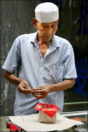 호두로 만든 과자인 허타오쑤. 흰색 모자를 쓴 후이족 모습. 