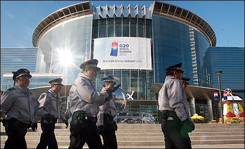 G20 정상회의 개막을 하루 앞둔 10일 오전 서울 강남구 삼성동 G20 정상회의 행사장인 코엑스 앞에서 경찰들이 외곽 순찰을 하고 있다.