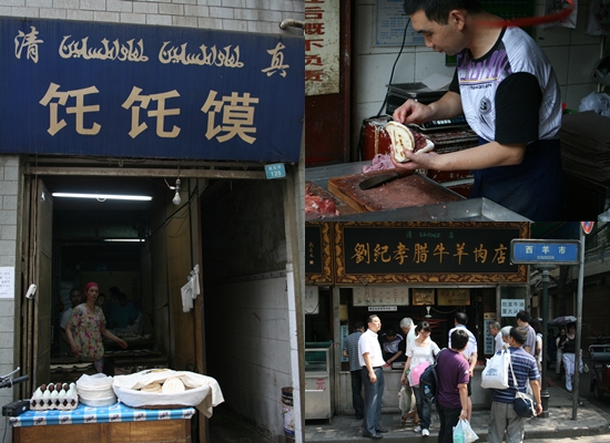 무슬림들은 소고기와 양고기만 먹는다. 훈제고기를 파는 가게(오른쪽아래)와 이 고기로 햄버거처럼 만든 러우자모(오른쪽위), 비슷한 이름의 퉈퉈모(왼쪽).