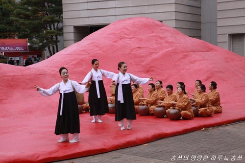 사진은 오후에 야외 전시장에서 열린 세계무용축제의 한 장면이다. 제주도 해녀들의 삶을 민속춤과 민속음악으로 소개하고 있다.