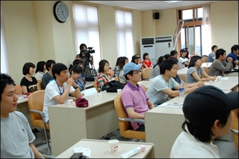 지난 여름 세명대에서 열린 예비언론인캠프에서 3기 참가자들이 강의를 듣고 있다. 