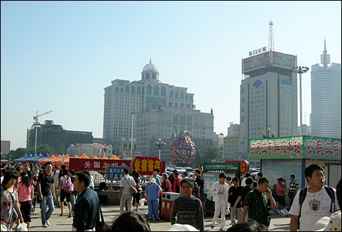 기차역 광장에서 바라본 하얼빈 시가지. 서울보다 화려한 지역도 있고, 낙후된 지역도 많았습니다.
