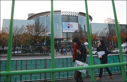 G20 정상회의 개막을 하루 앞둔 10일 오후 서울 강남구 삼성동 G20 정상회의 행사장인 코엑스 앞에 테러나 시위단체의 진입을 막기 위해 녹색 펜스가 설치되어 있다.