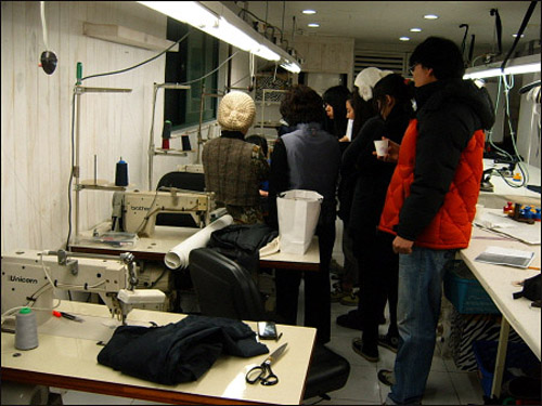 서울의류노조에서는 97년부터 의류업에 종사하는 비정규직 노동자들을 대상으로 기술교육을 실시하고 있다. 전문적인 기술을 습득하여 해고 후 재취업이 가능하도록 돕고있다. 