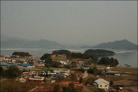 남해군 문항어촌체험마을 문항어촌체험마을은 남쪽으로 남해섬, 북쪽으로 하동으로 둘러싸인 강진만의 서쪽 해안에 있습니다. 큰 파도가 없어서 양식에 좋답니다. 바다 위에 하얗게 보이는 것이 모두 굴 양식장입니다. 마을은 바다와 산으로 폭 싸여 포근합니다.