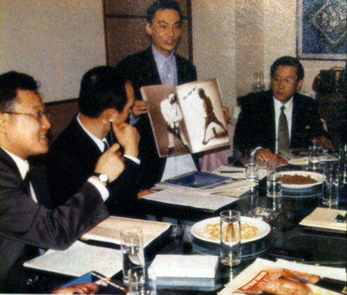 97년 2월 베이징 켐핀스키 호텔에서 당시 남측의 광고기획사인 '아자'의 박채서 전무(왼쪽에서 두번째)와 광고사업을 협의한 리호남씨(맨오른쪽)를 기자가 처음 만났을 때 그는 '정무원 대외경제위 처장' 명함을 사용했다. 그는 최근에도 '내각 무역성 참사' 직함을 사용하고 있다.