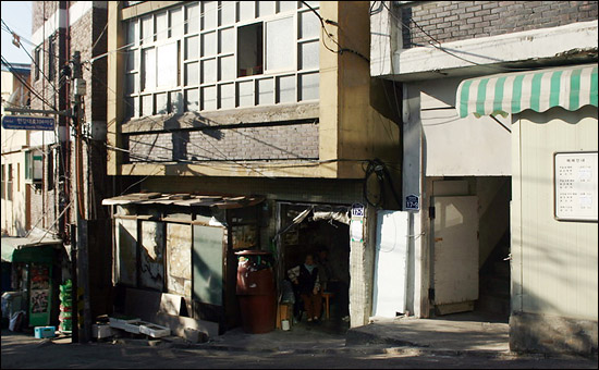 서울시 용산구 동자동 9 - 18번지, 3층짜리 쪽방건물 입구.