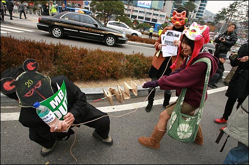 민주노동당 환경위원회 당원들이 이명박 대통령을 풍자하는 퍼포먼스를 벌이고 있다.