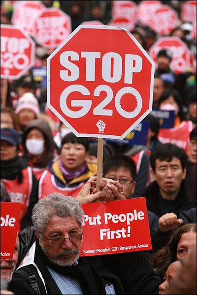 해외참가자들이 'STOP G20'이 적힌 피켓을 함께 들고 있다.