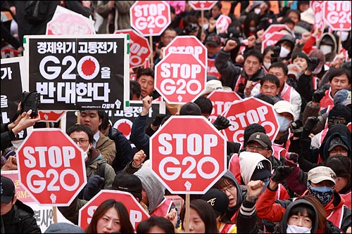  11일 오후 서울역광장에서 83개 시민단체로 구성된 'G20대응민중행동' 주최 '사람이 우선이다! 경제위기 책임전가 G20규탄! 국제민중공동행의 날' 행사가 열리고 있다.