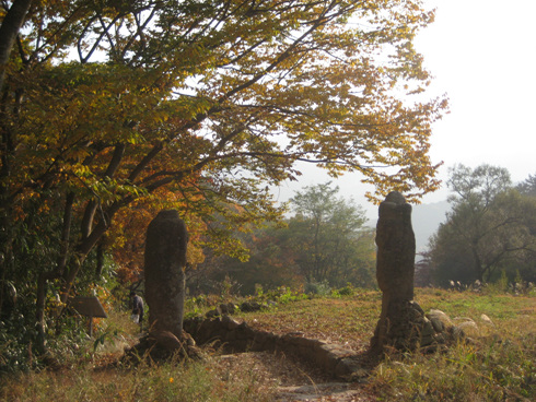 관룡사 석장승은 마주보고 서 있다.