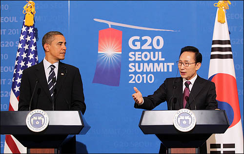 이명박 대통령과 버락 오바마 미국 대통령이 11일 오후 청와대에서 정상회담을 가진 뒤 공동기자회견을 하고 있다. 