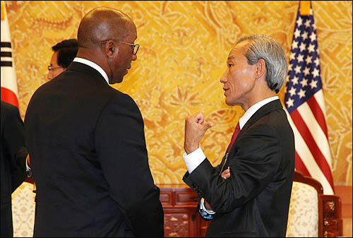 작년 11월 11일 한미 정상회담에 참석한 김종훈 통상교섭본부장과 론 커크 미 무역대표부(USTR) 대표가 청와대에서 환담하고 있다. 
