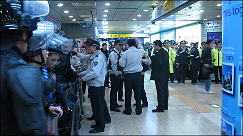 전철역 내부까지 배치된 경찰 병력 