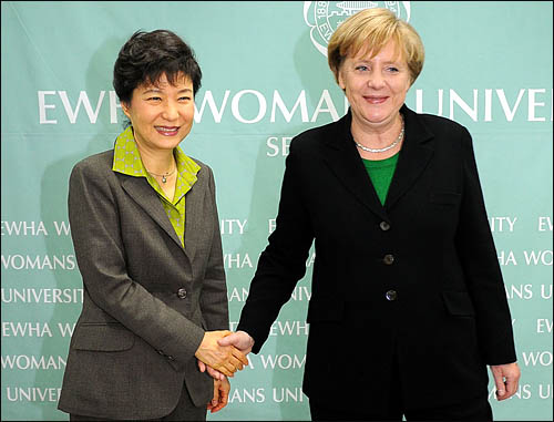 한나라당 박근혜 전 대표가 2010년 11월 11일 오후 이화여대에서 명예 정치학 박사학위를 받은 앙겔라 메르켈 독일총리와 만나 악수하고 있다. 

