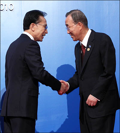 이명박 대통령이 2010년 11월 11일 서울 용산 국립중앙박물관에서 열린 G20 환영만찬에서 반기문 UN 사무총장과 악수하고 있다. 
