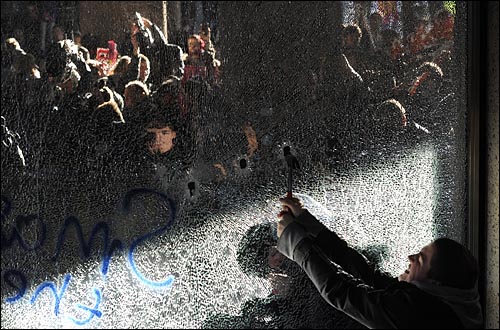 2010년 11월 10일 영국 런던에서 등록금 인상에 반대하며 5만여명이 참여하는 대규모 시위를 벌인 대학생들이 집권 여당인 보수당 각료들의 집무실이 모여 있는 웨스트민스터 밀뱅크 빌딩에 유리창을 부수며 진입하고 있다.