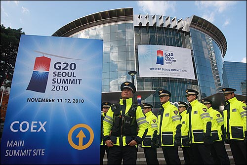 G20 정상회의 둘째날인 12일 오전 서울 강남구 삼성동 G20 정상회의 행사장인 코엑스 앞에서 경찰들이 테러나 시위단체의 진입을 막기 위해 경계근무를 서고 있다.