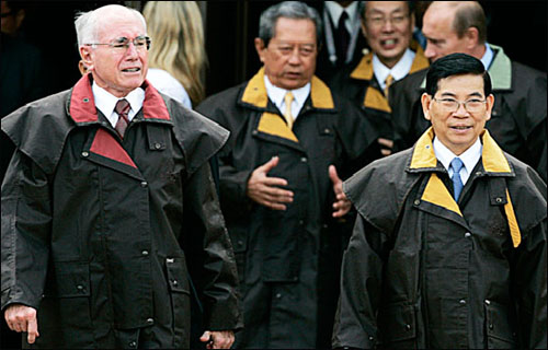  2007년 APEC 정상회담에서 존 하워드 총리(왼쪽)가 입은 호주 전통의상.