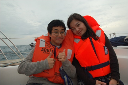 두브로브닉 올트타운에서 만난 한국인 여행객이 지중해에서 세일링중 포즈를 취하고 있다.