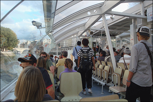 유람선을 타는 나루터마다 많은 관광객이 타고 내렸다. 프랑스는 관광의 나라이다.
