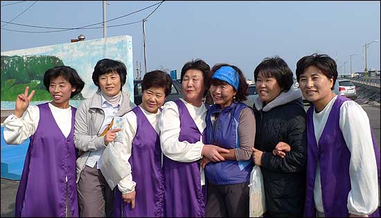  제주 주민들은 서명숙 이사장을 한가족처럼 대했다. 서 이사장이 "어렵게 공연을 준비했는데 관객이 적어서 어쩌냐"고 위로하자 주민들은 "이사장님 오셨으면 됐지요"라고 답할 정도였다. 난타공연을 한 성산읍 난타동아리 소속 주민들과 기념촬영을 하고 있는 서 이사장(오른쪽에서 세 번째).