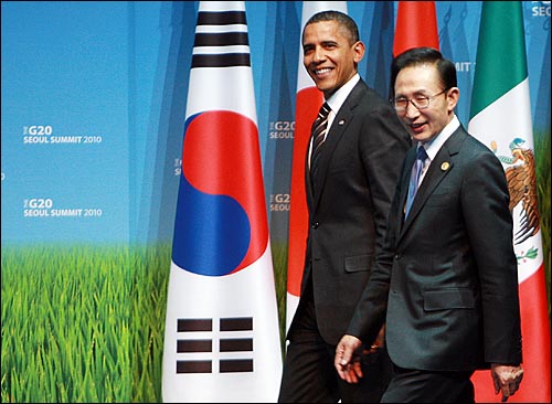 이명박 대통령과 버락 오바마 미국 대통령이 지난 2010년 11월 12일 오후, 서울 삼성동 코엑스 오디토리움에서 열린 'G20 중소기업 자금지원 경진대회' 시상식에 참석하고 있다.