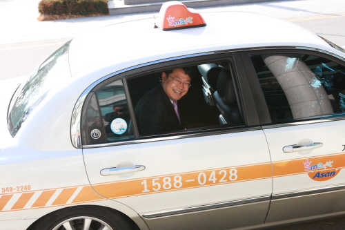 복기왕 아산시장이 영인농협 조합장 취임식에 참석하기 위해 농민들을 만나러 택시에 올랐다. 그는 G20 성공 개최를 위해 과감히 승용차를 차고에 세워두고 대중교통인 택시를 선택했다.