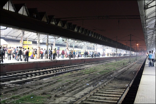 인도의 기차는 출발시간과 도착시간을 도무지 종잡을 수 없다. 