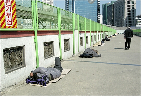 서울역 육교위의 노숙자들. 노숙자들은 지나가는 사람이 자신들에게 신경 쓰는 걸 싫어한다고 하더군요. 인생 낙오자라는 패배감 때문일 거라는 생각이 들었습니다. 
