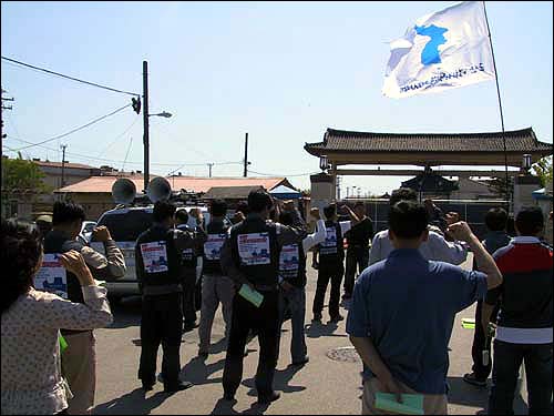 군산시민사회단체들이 군산 미공군기지 정문 앞에서 집회를 하고 있다. 