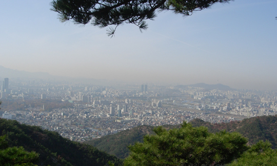 아차산 중간중간에 설치된 전망대에서 서울시가 한눈에 들어 왔다.