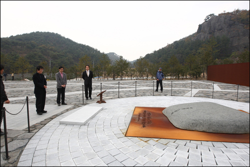 경남 김해 봉하마을에 있는 고 노무현 대통령 묘역.