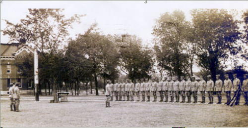  소년병학교 열병식(1911년 헤이스팅스대학 교정에서)