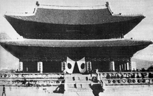 1910년 8월 29일, 경복궁 근정전 앞에 게양된 일장기. 이 날로 조선왕조는 문을 닫고, 일제강점기가 시작되었다.