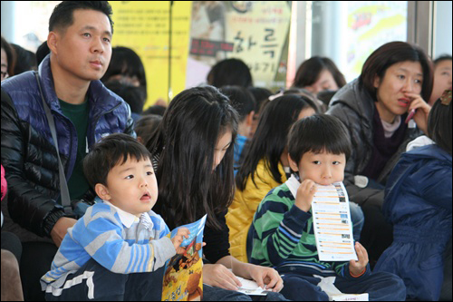  로비 음악회에서 흘러나오는 연주에 홀딱 빠져있는 꼬마 관객들. 