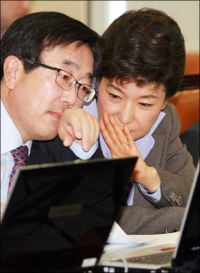 박근혜 대통령이 국회의원 시절이던 2010년 11월 국회 기획재정위 전체회의에서 서병수 의원과 귓속말을 나누고 있다. 