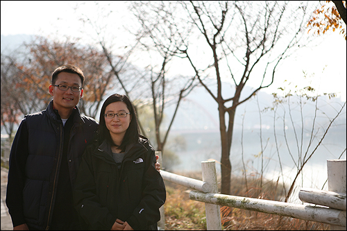 현재 육군 대위인 김석진 제자와 그의 부인. 한 달 후에 출산을 앞두고 있다. 건강한 아가 순산하기를 기원한다.  