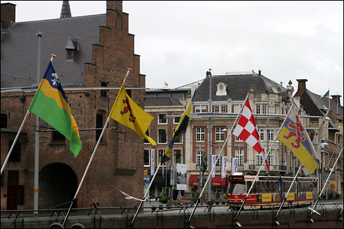 1581년 네덜란드의 작은 주 7개가 모여 처음으로 하나의 국가임을 선포한 유트레히트 동맹에 사용된 깃발들이 헤이그 시내 다리에 걸려 있다.